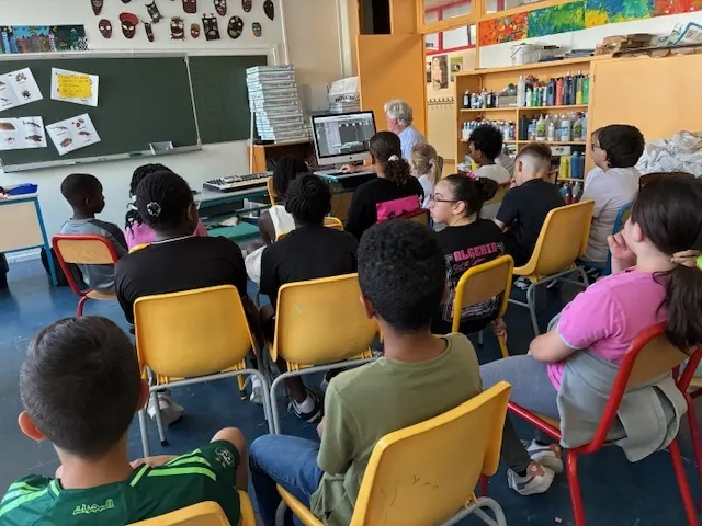 Atelier en classe, autour de l’ordinateur