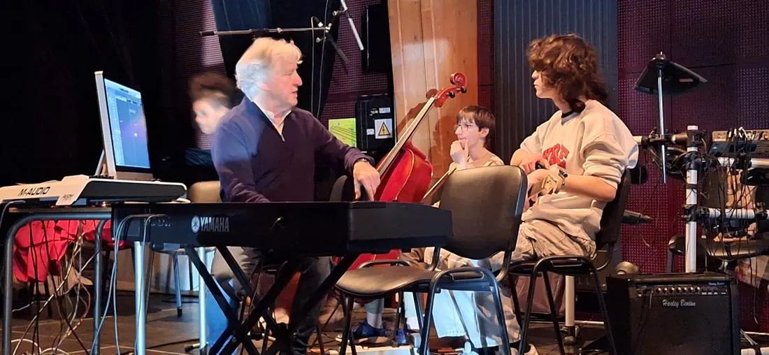 Échange avec de jeunes musiciens autour des claviers et de l’ordinateur