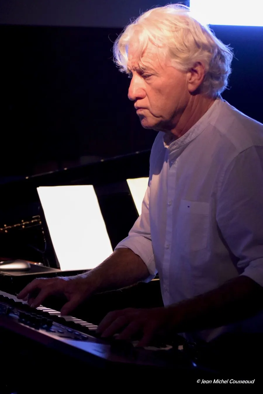 Christian Leroy au clavier, en concert