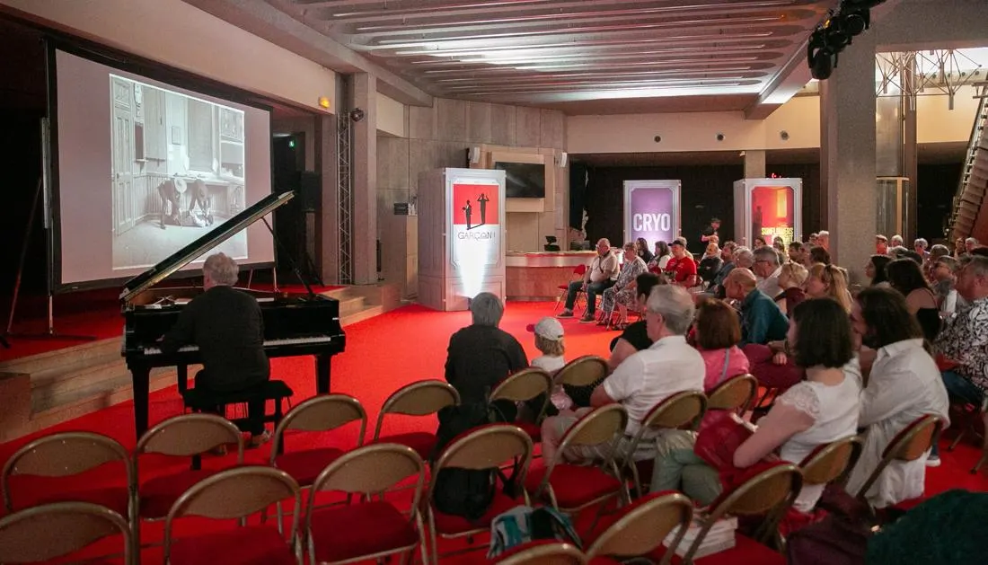 Ciné-concert au piano devant un film muet et un public