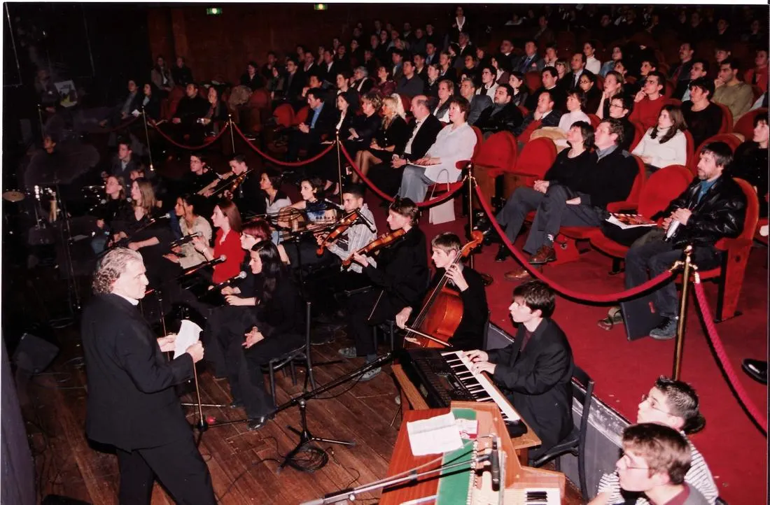 Concert de jeunes musiciens sur scène, devant un public