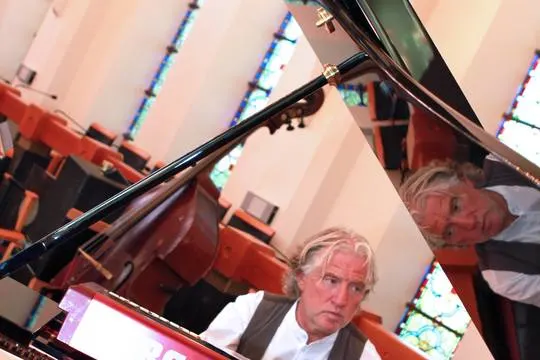 Au clavier dans une église, reflet dans le piano