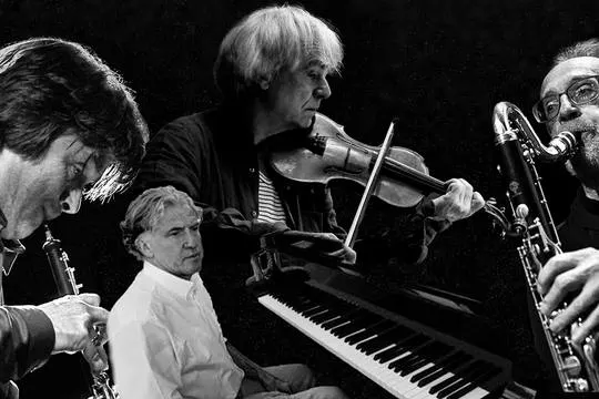 Quatre musiciens en noir et blanc