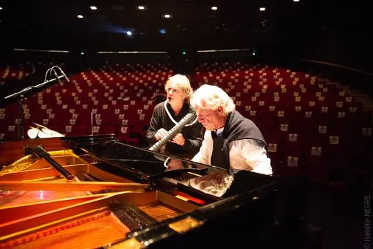 Répétition au piano et mélodica dans une salle vide